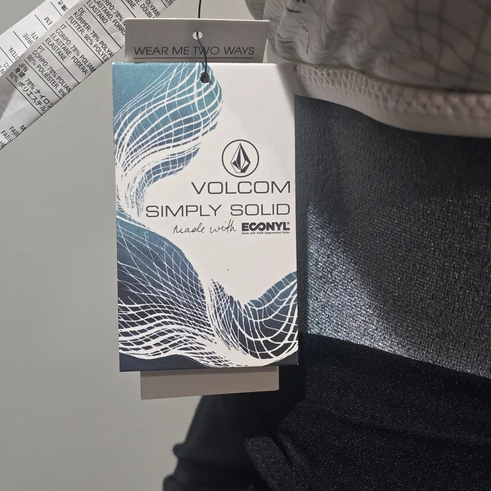 Volcom Simply Solid Reversible Top - Picture 4 of 4